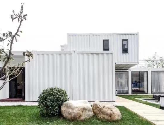 大波纹箱-白色外观大型两层集装箱房屋